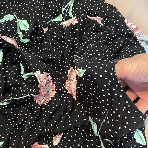 Xhilaration szL short romper cute flowers neck details pockets keyhole back EUC - Picture 12 of 14